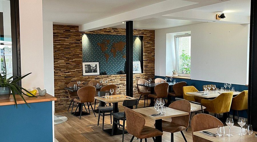 Salle du restaurant L'Atelier à Perros-Guirec · ambiance bistrot moderne, tables dressées