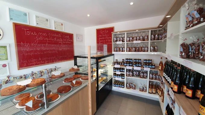 Intérieur de la boutique Maison Hémery à Trégastel · kouign-amanns et produits bretons
