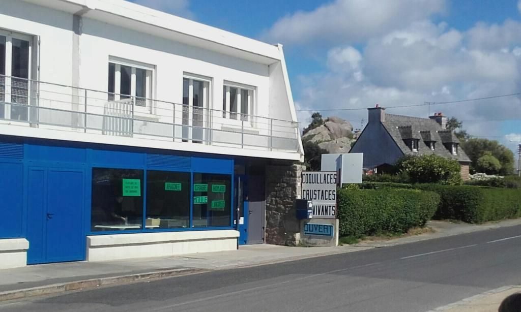 Devanture des Viviers de Trégastel · vente de coquillages, crustacés vivants, huîtres