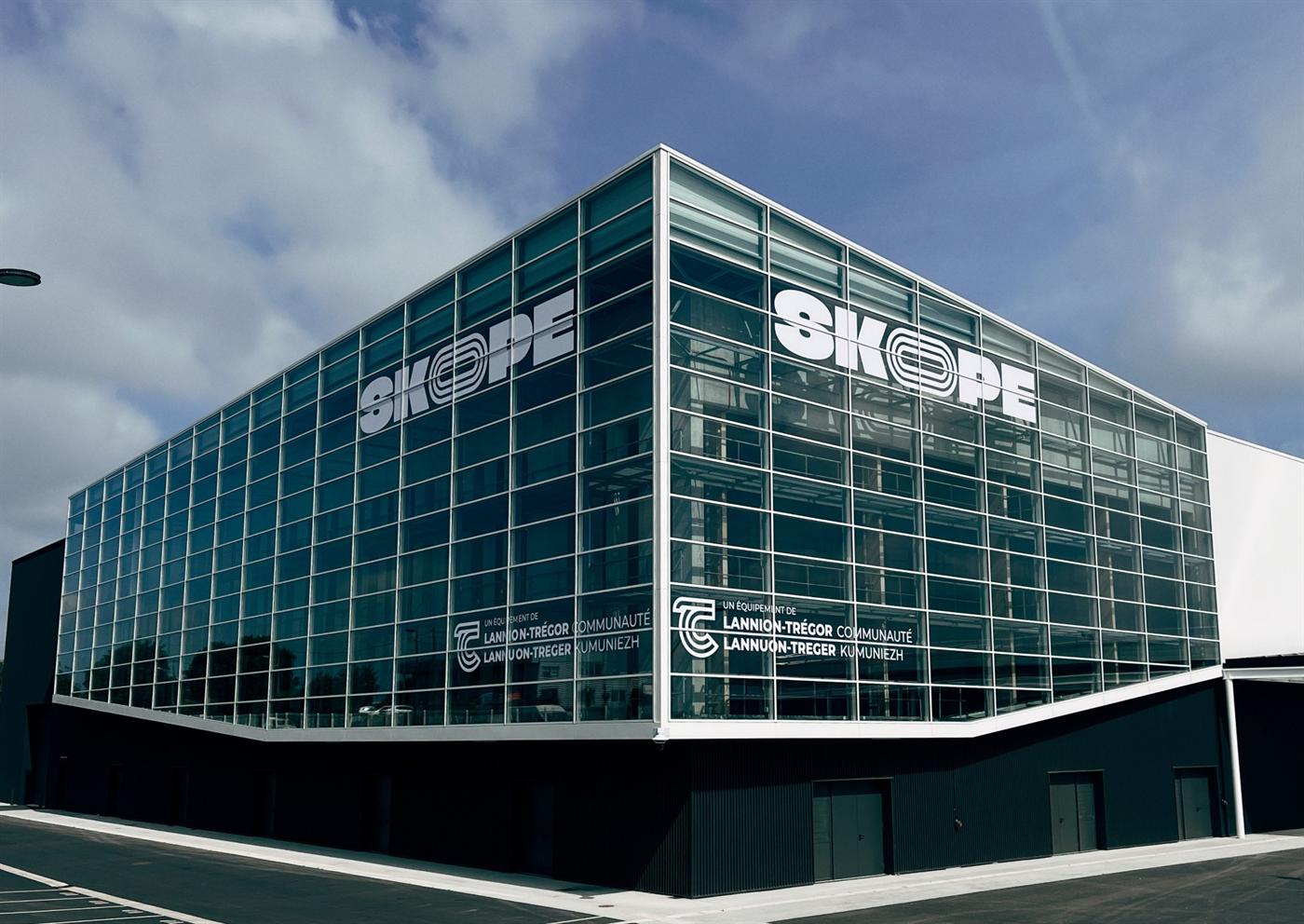 Le Skope, salle de concerts et de spectacles à Lannion, façade vitrée