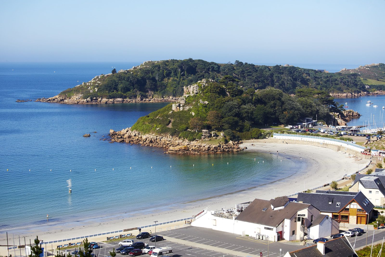 Port de plaisance de Trébeurden, granit rose et bateaux