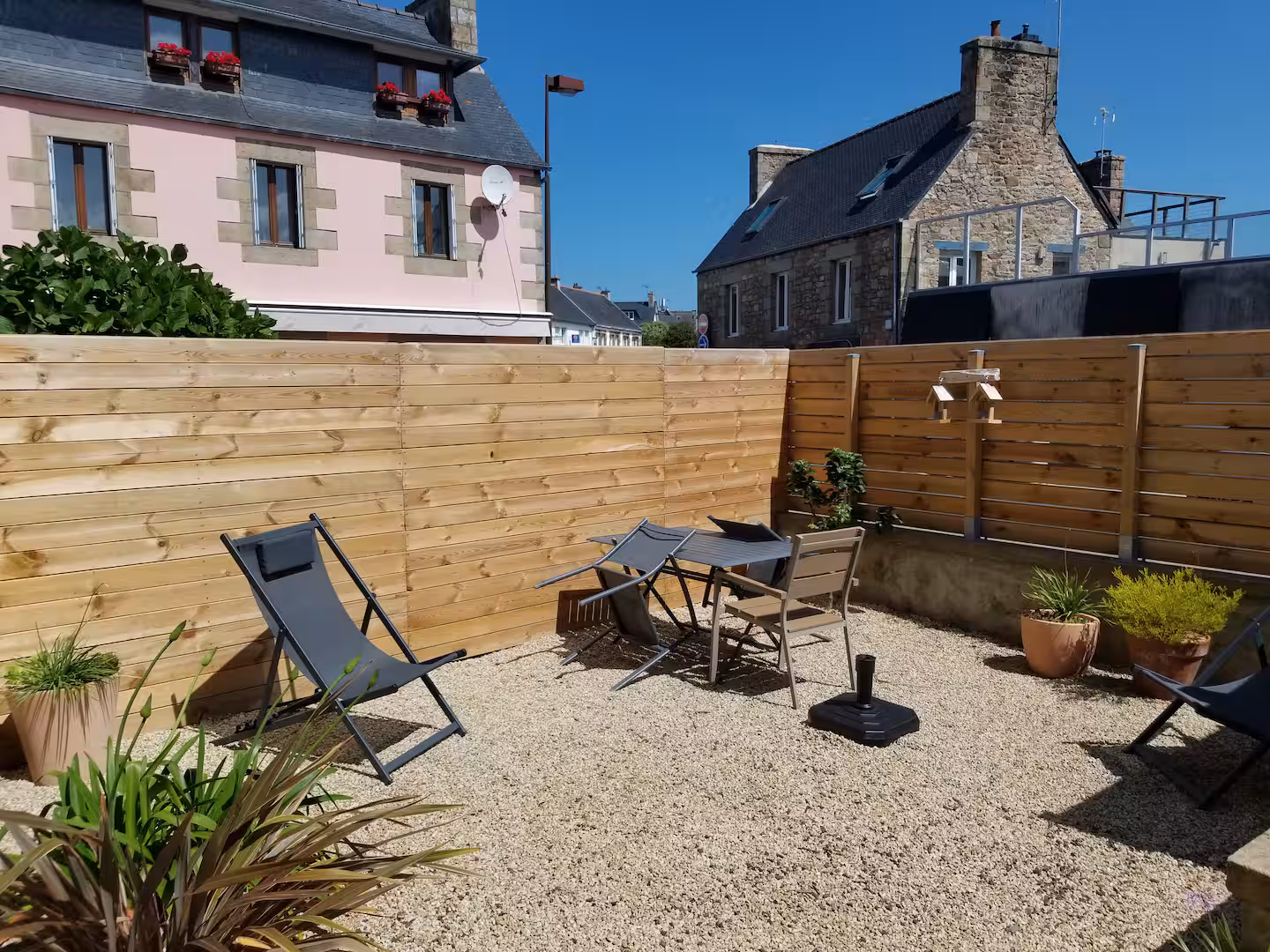 Jardin privatif · terrasse avec transats