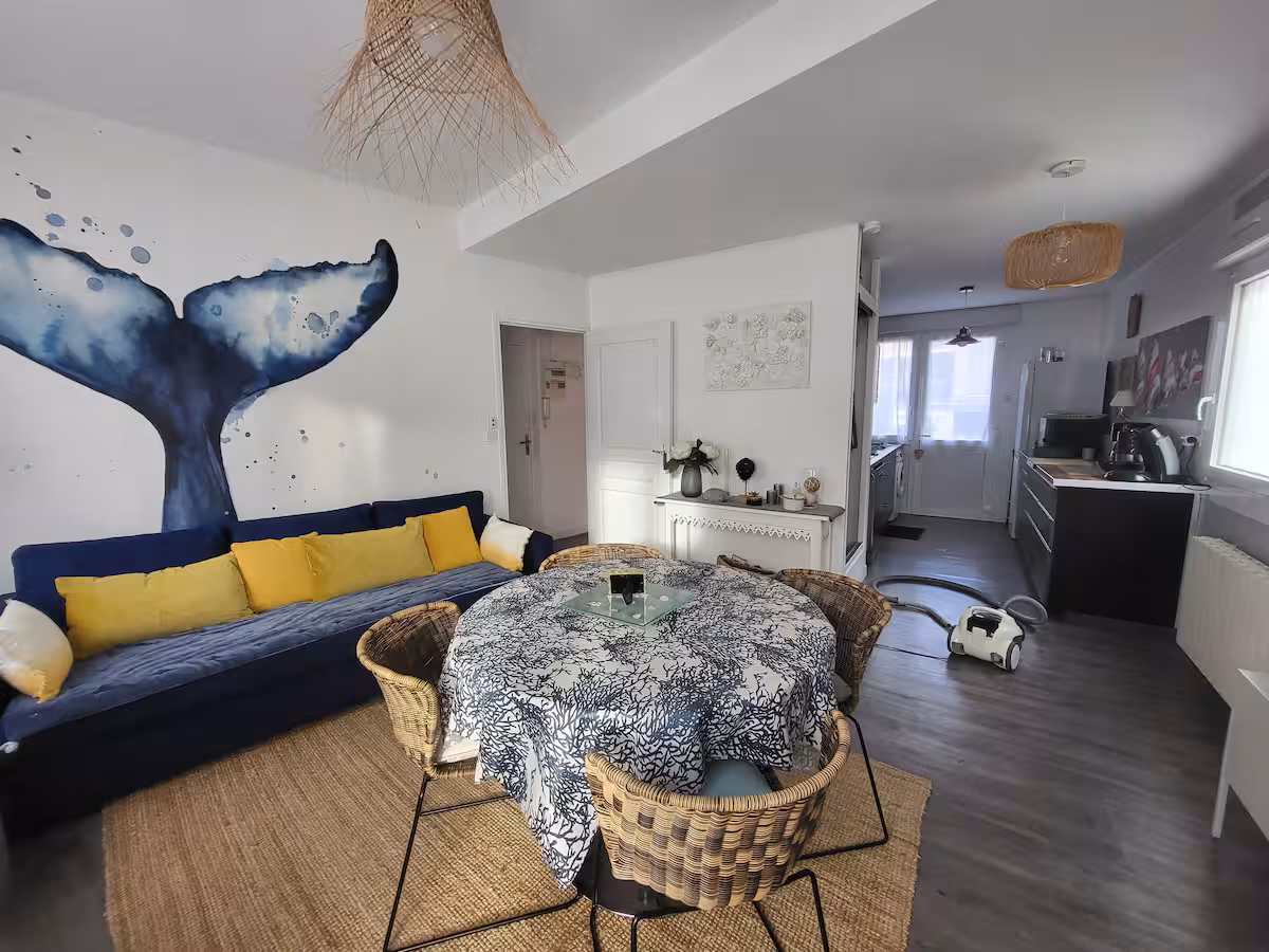 Salon avec canapé bleu