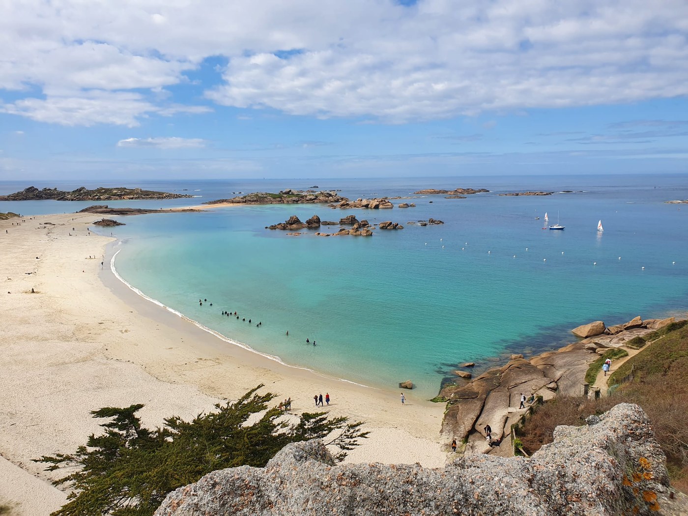 Plage de la Grève Blanche, sable blanc et chaos rocheux roses