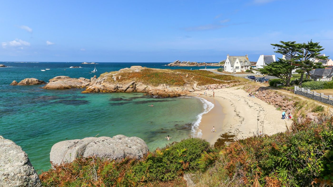 Plage de la Grève des Curés, Trégastel · crique de sable et eaux turquoise