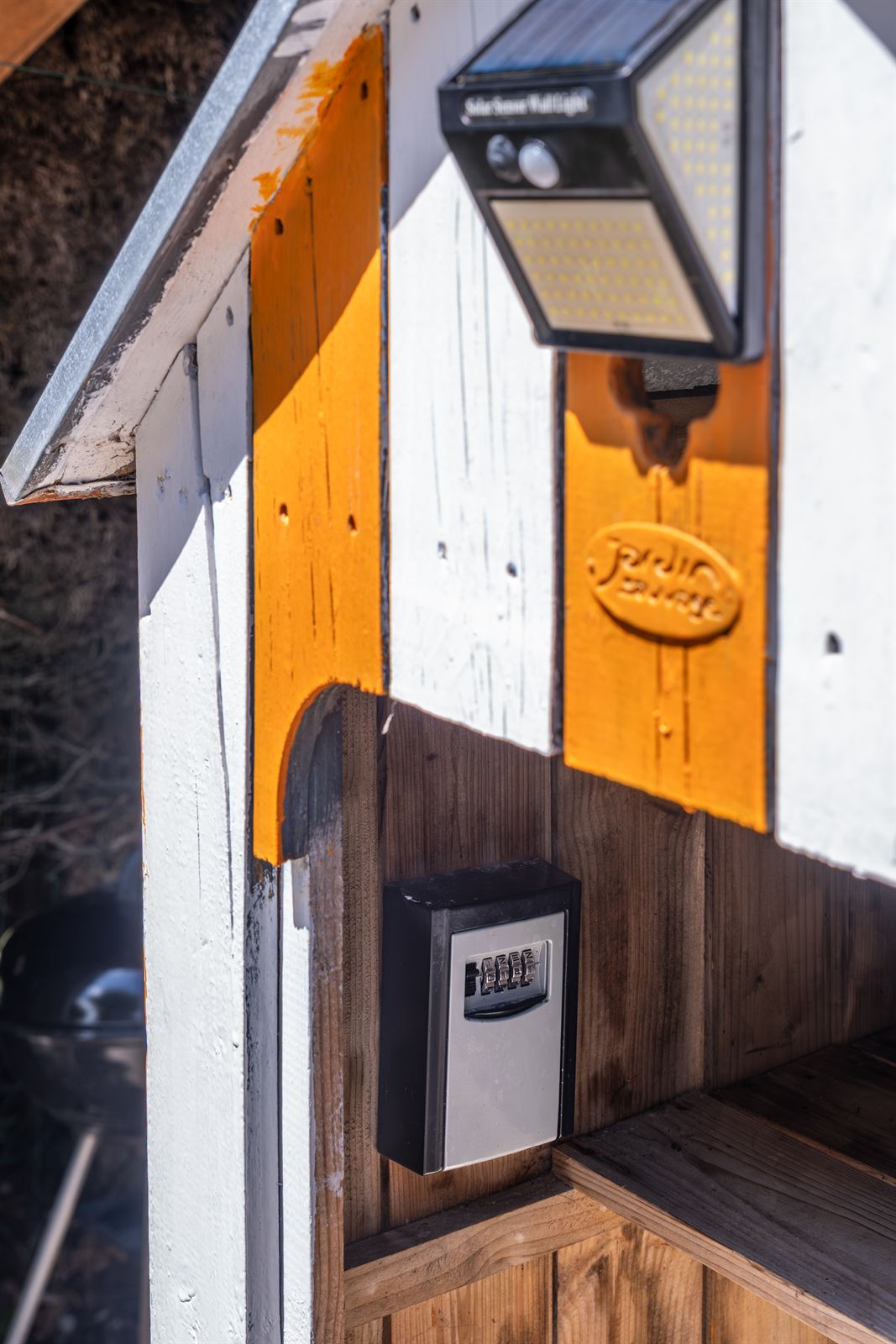 Boîte à clés sécurisée à code, à l'arrivée de la Maison Rouzic