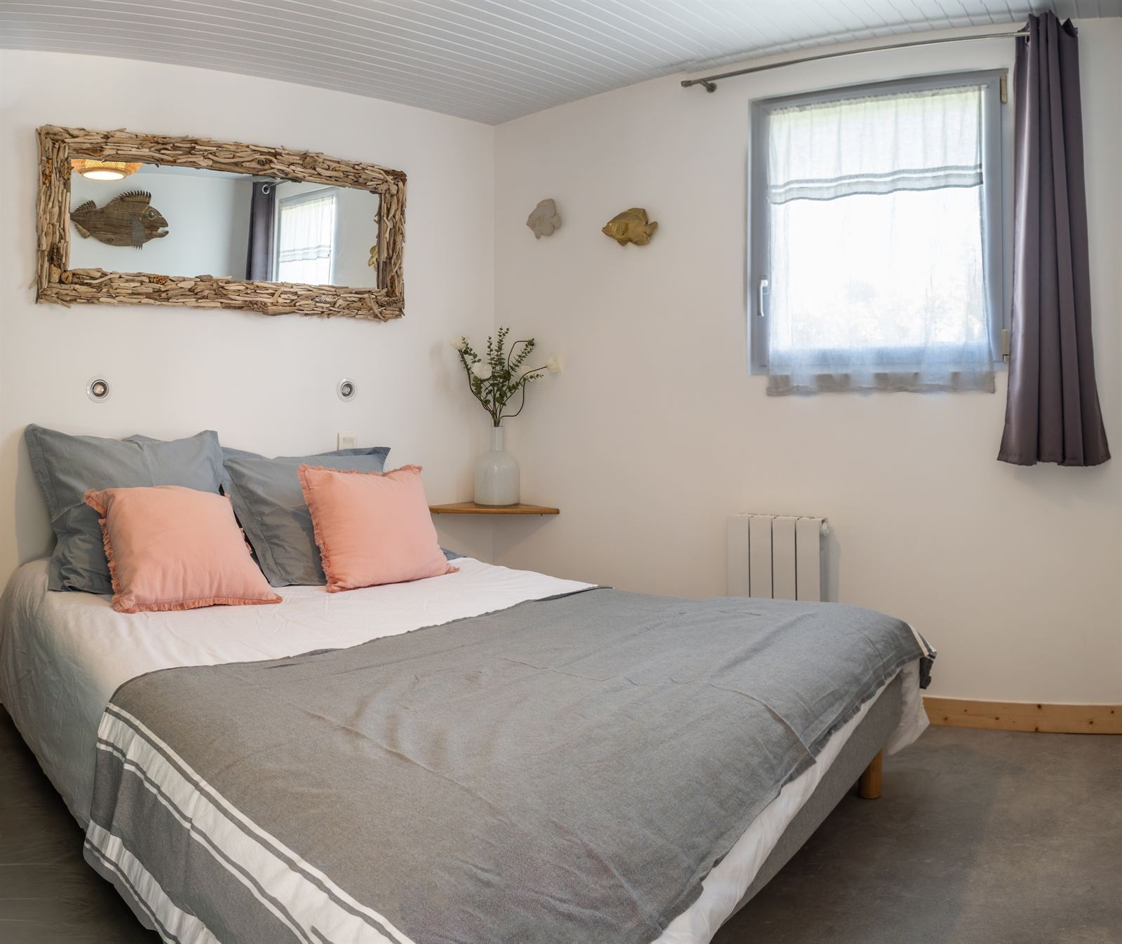 Chambre du bas, lit double et miroir en bois flotté