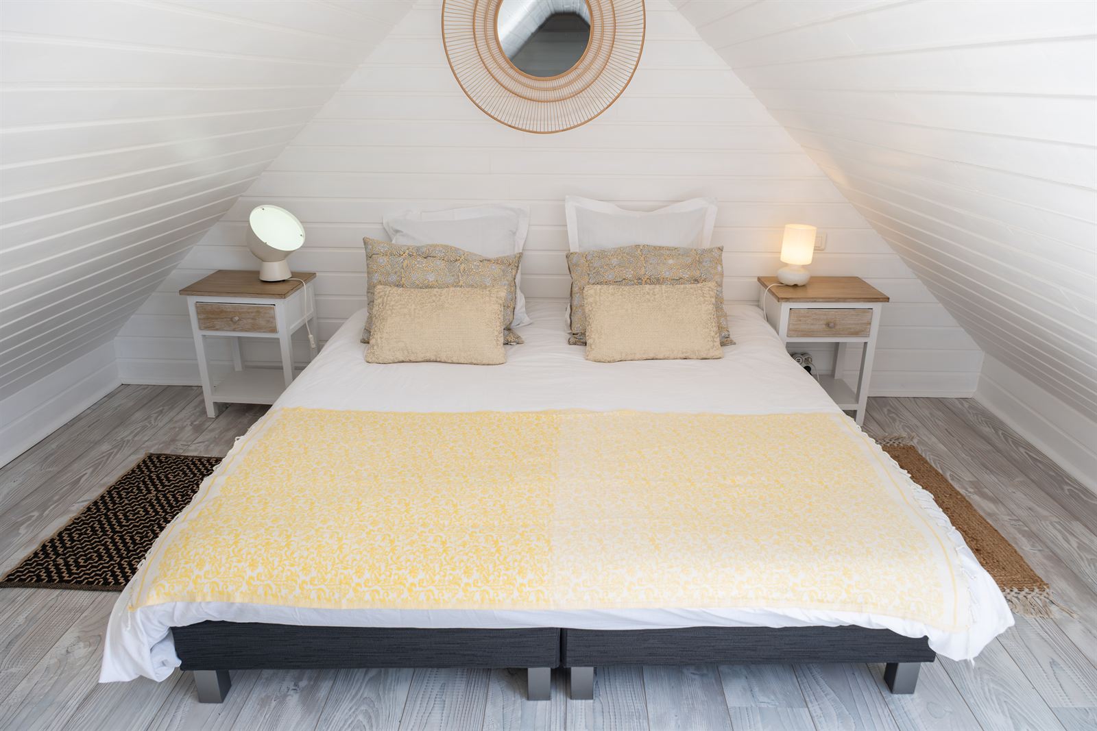 Chambre en mezzanine sous les combles, lit double