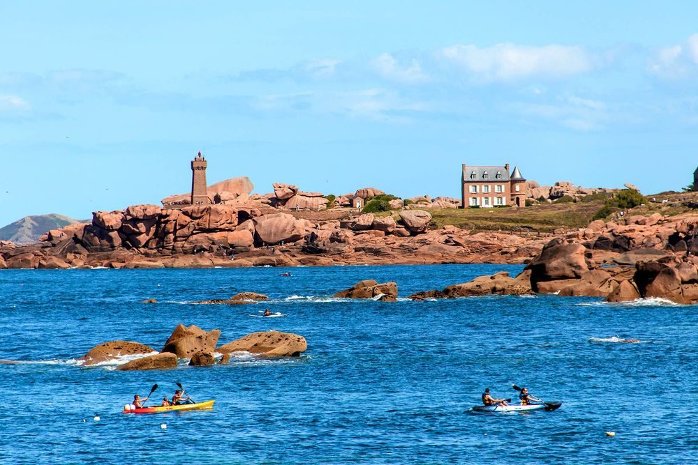 Kayak en mer sur la Côte de Granit Rose