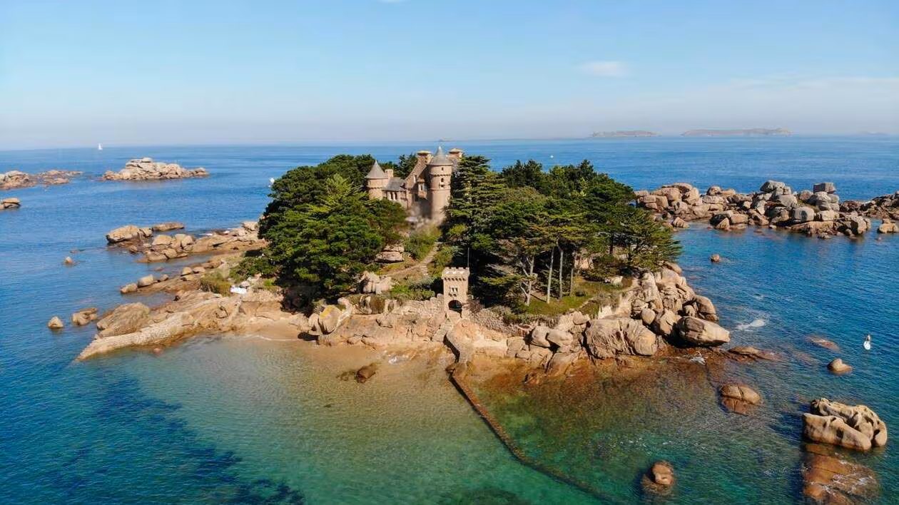 Château de Costaérès sur son îlot de granit rose, vue aérienne, Ploumanac'h