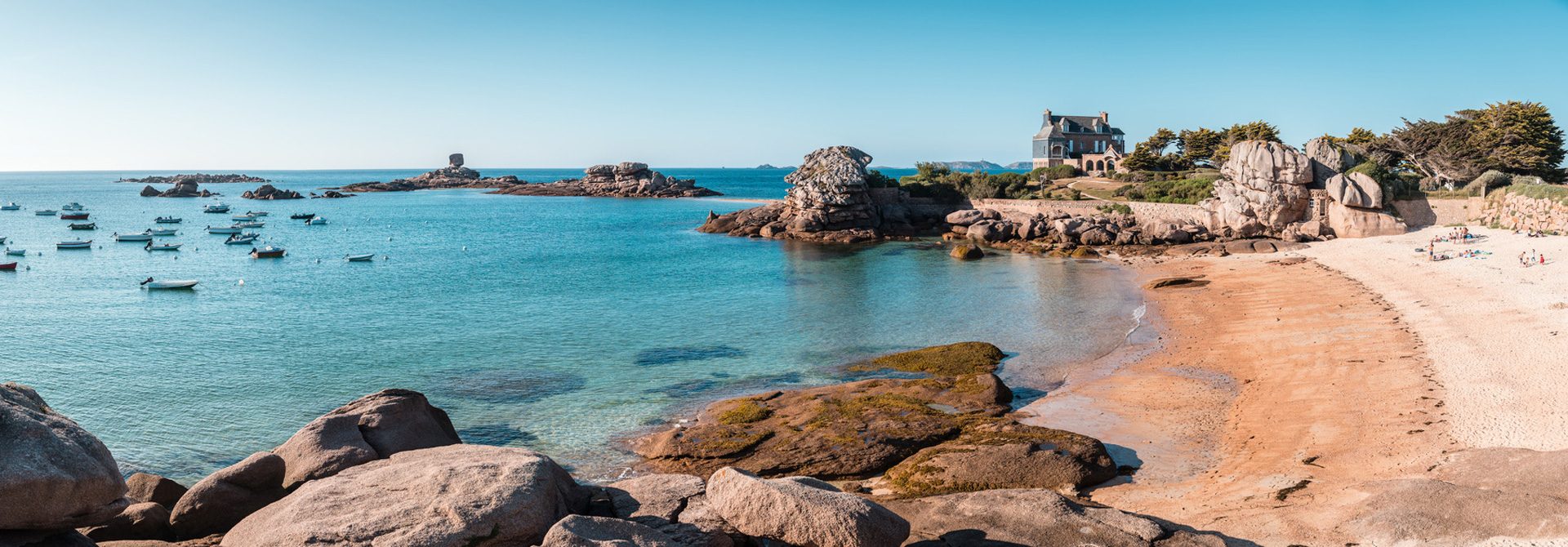 Côte de Granit Rose à Trégastel, crique et bateaux