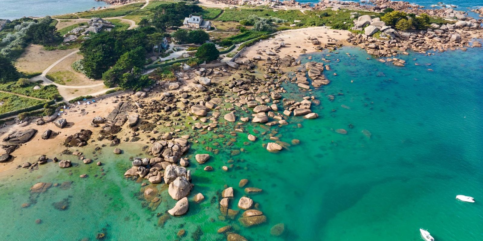Île Renote vue du ciel, presqu'île de granit rose et eaux turquoise