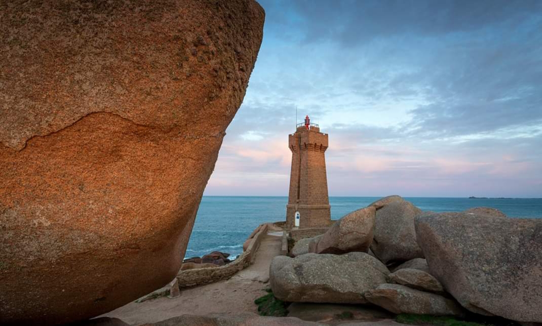 Phare de Mean Ruz au coucher du soleil, en granit rose