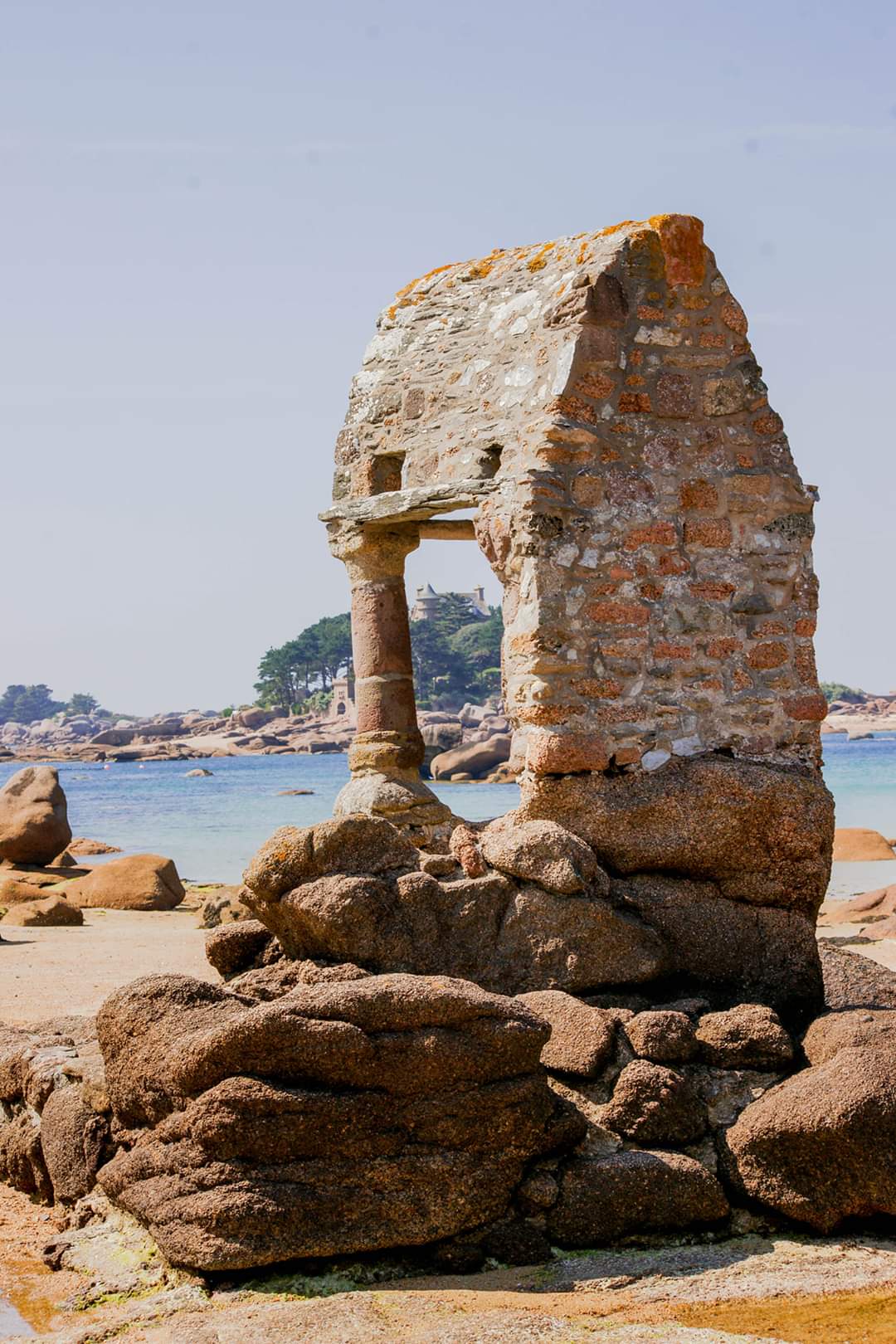 Plage Saint-Guirec et son oratoire de pierre posé sur les rochers, Ploumanac'h