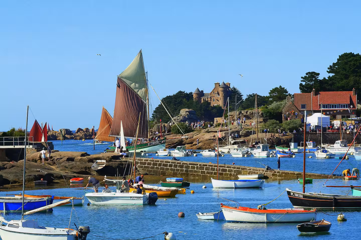 Port de Ploumanac'h, voiliers traditionnels et Château de Costaérès en arrière-plan