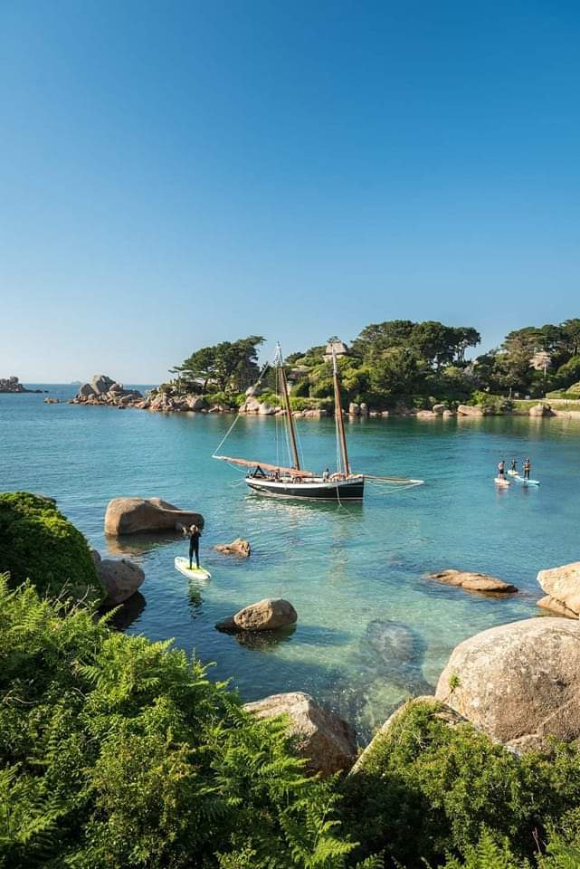 Paddle dans une crique de la Côte de Granit Rose